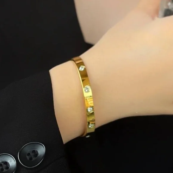 GP Classic Bangle Bracelet - Picture 2 of 4